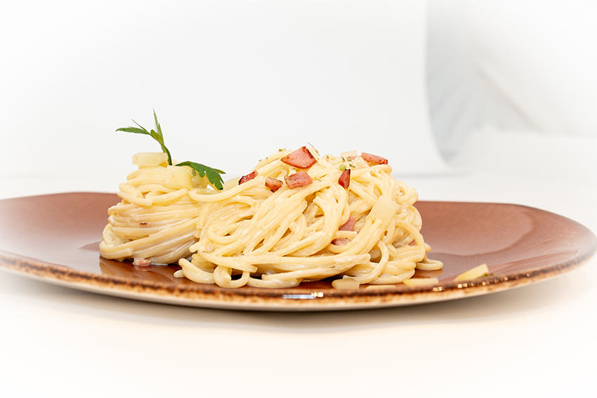 Espaguetis con queso azul, bacon, pera y cebolla-1